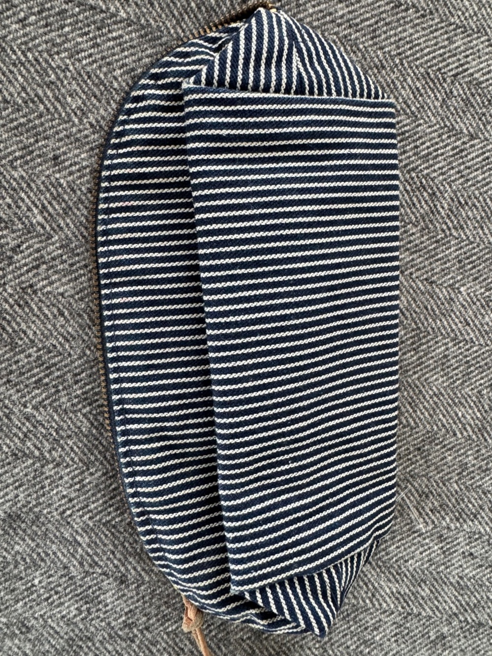 SCHOOLHOUSE COSMETIC BAG IN CUTE DENIM TICKING. - Picture 5 of 11